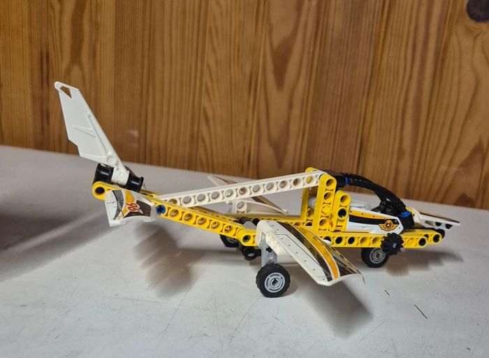 Lego technic 42044 l'avion de chasse acrobatique - photo numéro 4
