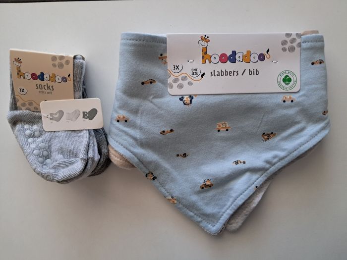 Lot bebe (bavoir + chaussettes)