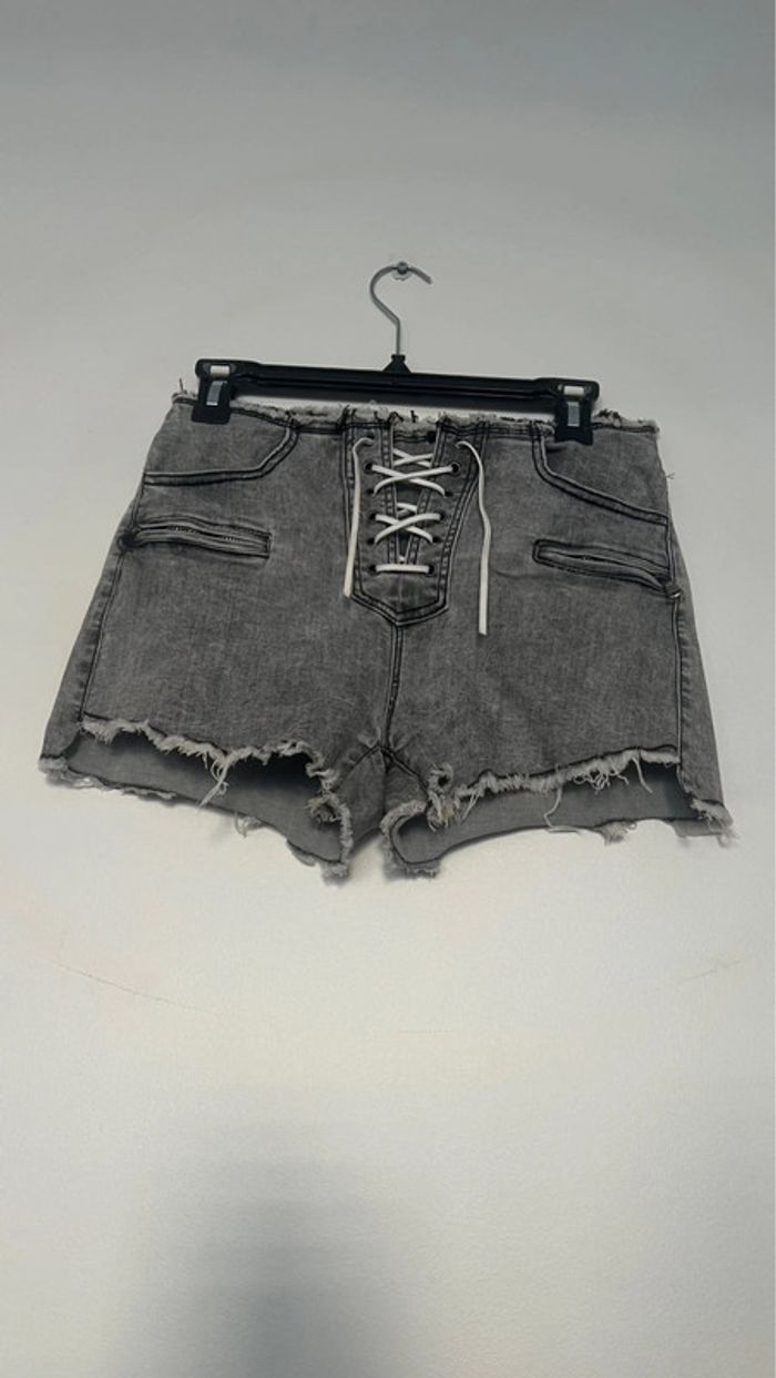Short en jean gris en parfait état taille 38 marque daysie - photo numéro 2