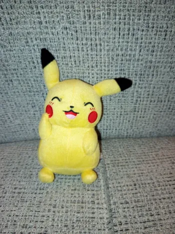 Peluche Pokémon Tomy Pikachu