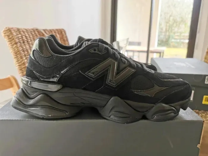 New Balance 9060 Cuir verni triple noir - photo numéro 5
