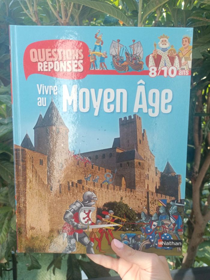 Livre questions réponses "Vivre au moyen Àge" - photo numéro 2