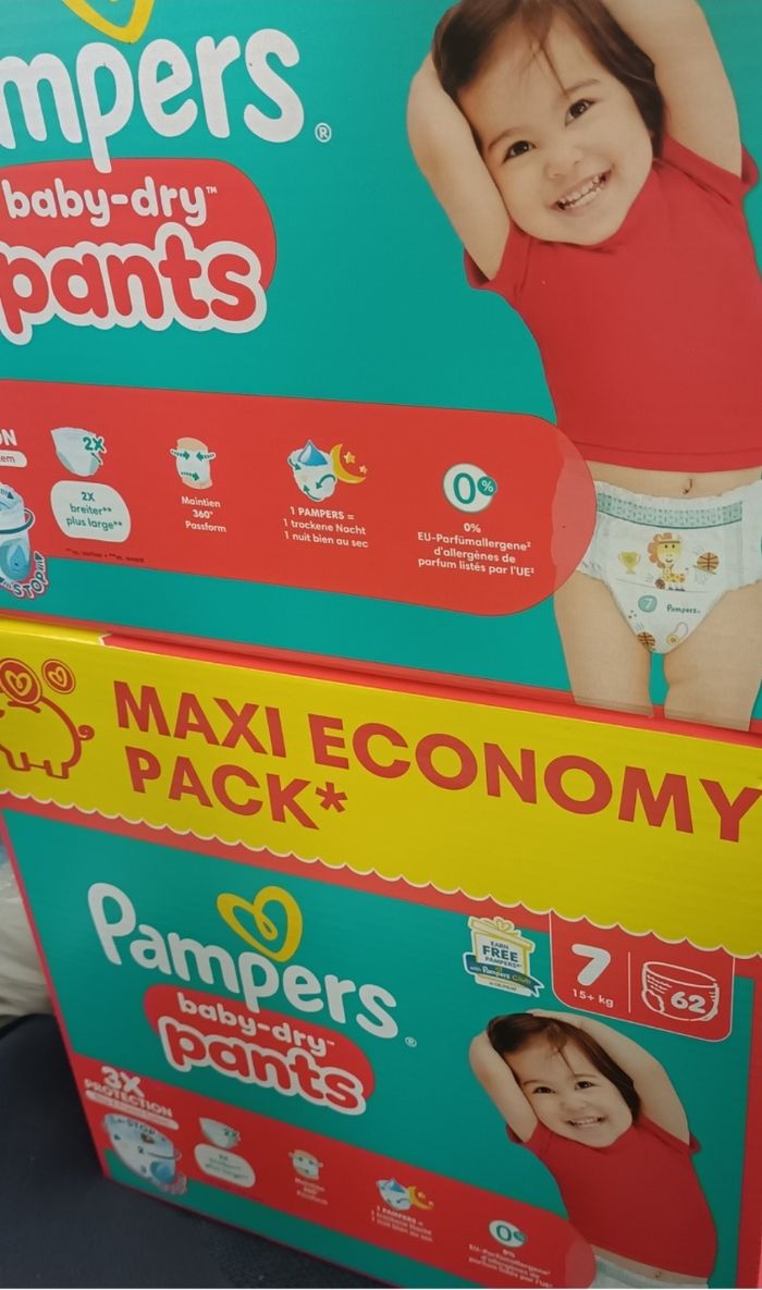 Deux cartons couches pampers T7 pants