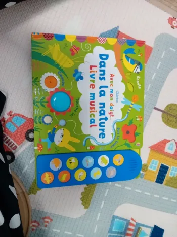 Livre avec mon doigt