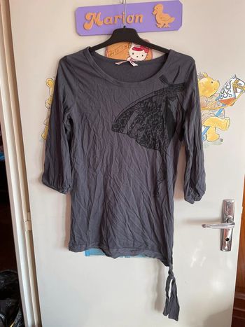 Tee shirt à manches 3/4 gris foncé à motifs, taille S, marque Levi’s.