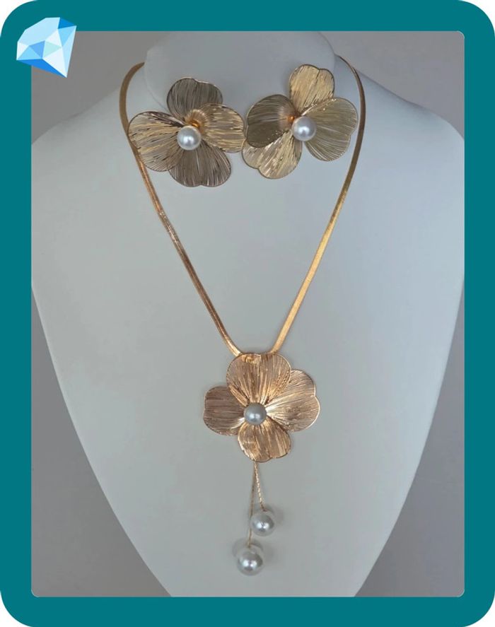 Collier et boucles d'oreille fleurs et perles acier inoxydable dorée. - photo numéro 2