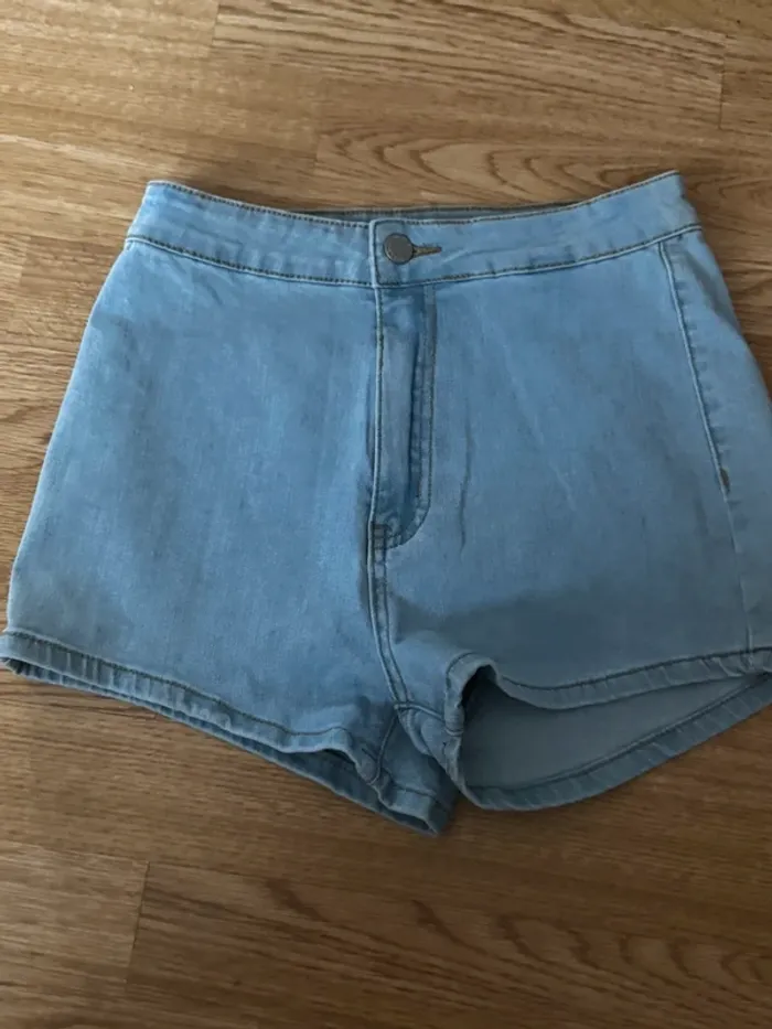 Mini short en jean’s taille XS shein
