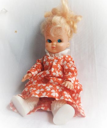 Petite small poupée vintage doll curly yeux bleu blue rousse robe dress rouge red trèfle chaussette