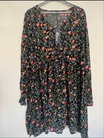 Robe fleurie et pastilles dorées