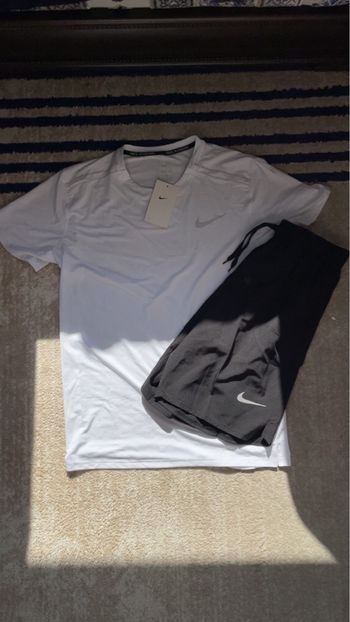 Ensemble Running Nike short et tee shirt Blanc 