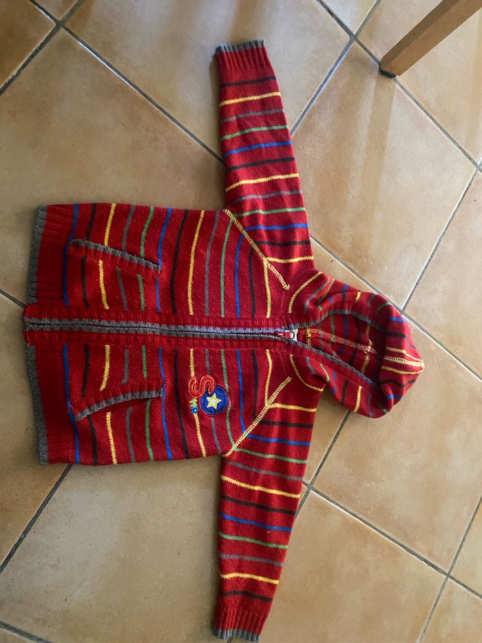 Gilet Rouge TrickyTracks doux 24 mois  très bon état