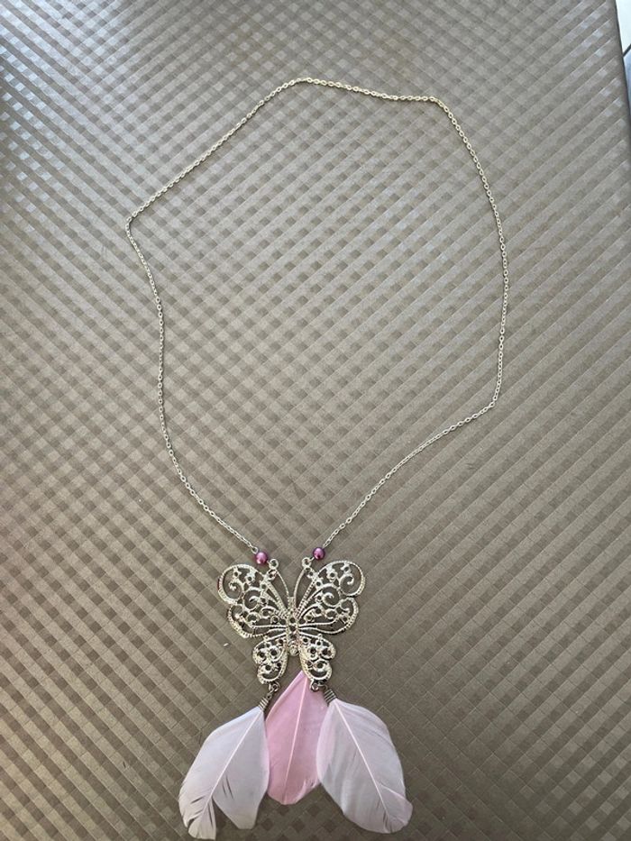 Collier papillon plume rose