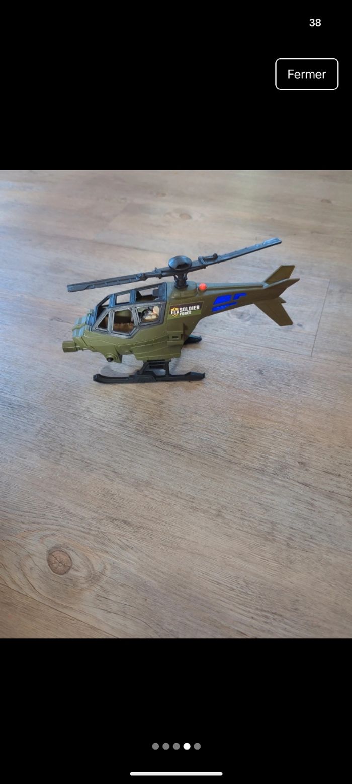 Hélicoptère et son soldat - photo numéro 4