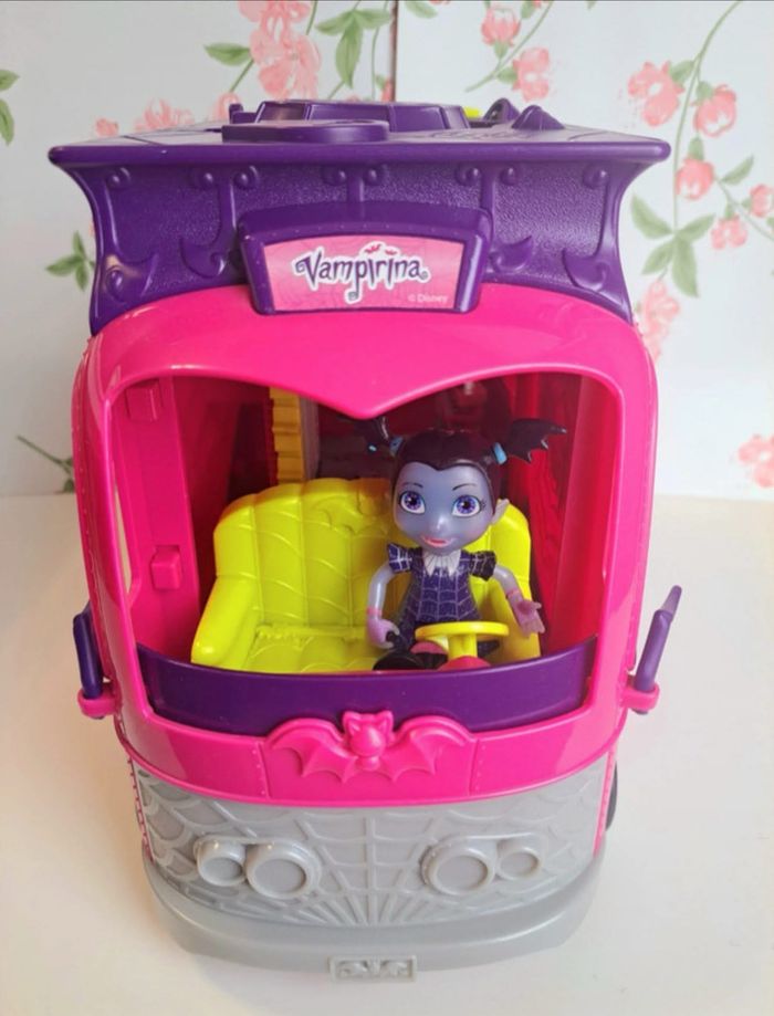 Magnifique Bus Vampirina Rock Disney avec sa petite poupée, le bus fait de la musique et lumières. Très bon état servi deux fois ! Vampirina Disney - photo numéro 10