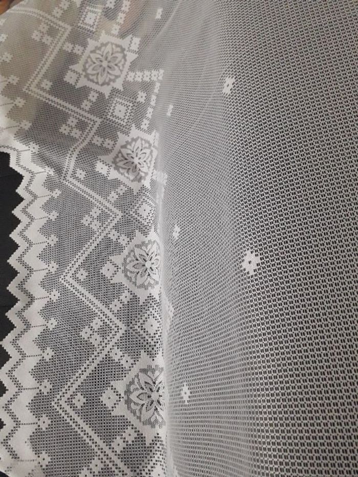 Un rideau blanc en excellent état