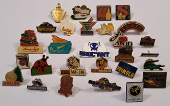 Lot de 27 pin's thème marque et magasin