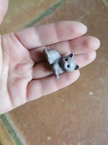 Figurine chaton gris marron en résine