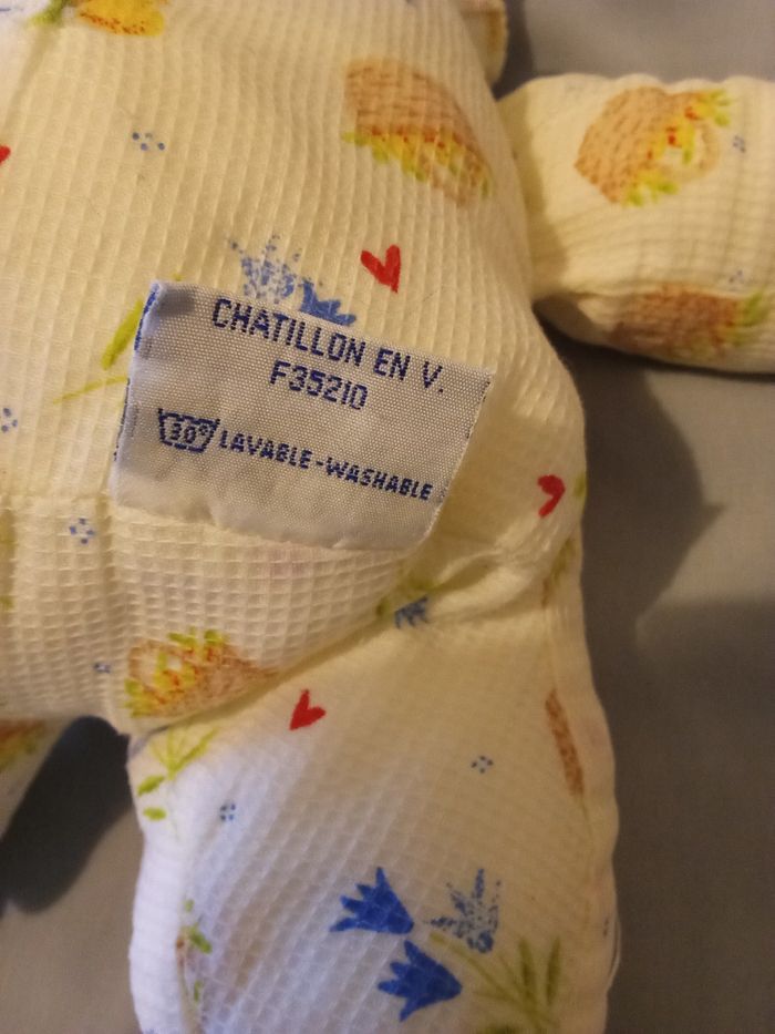 doudou lapin blanc tissu chiffon peluche Ajena blanc crème vintage ancien posture debout marque Ajena nez brodé fil roses yeux noirs durs plastique tissu chiffon fleuri floral fleurs - photo numéro 5