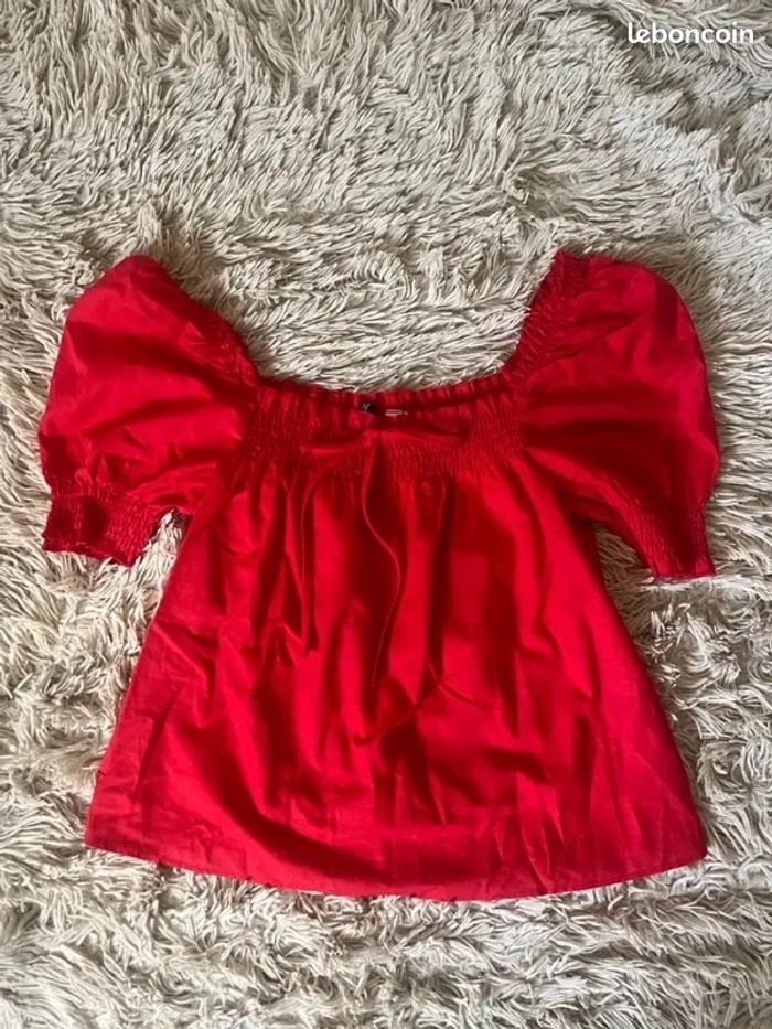 Joli petit top rouge épaules dénudées H&M taille S - photo numéro 1