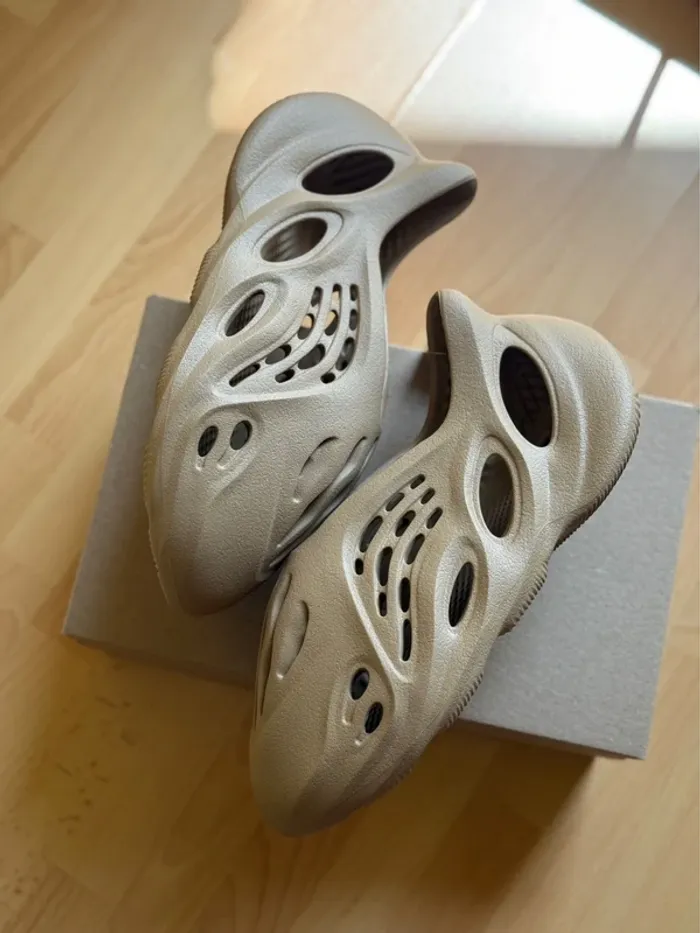 Yeezy foam runner clay 43 neuve