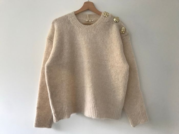 Pull tendance avec Bouton Bijou Doré sur l’Epaule - photo numéro 2