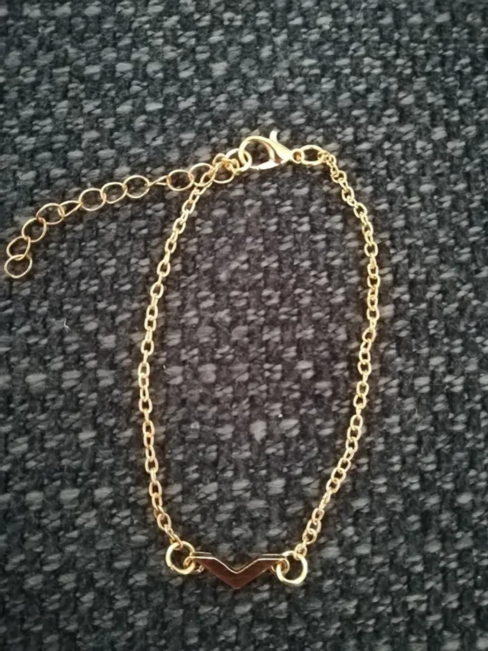 Joli bracelet doré, chaîne fine, lettre V, neuf