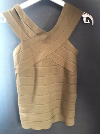Top moulant kaki taille XS avec fermeture dans le dos