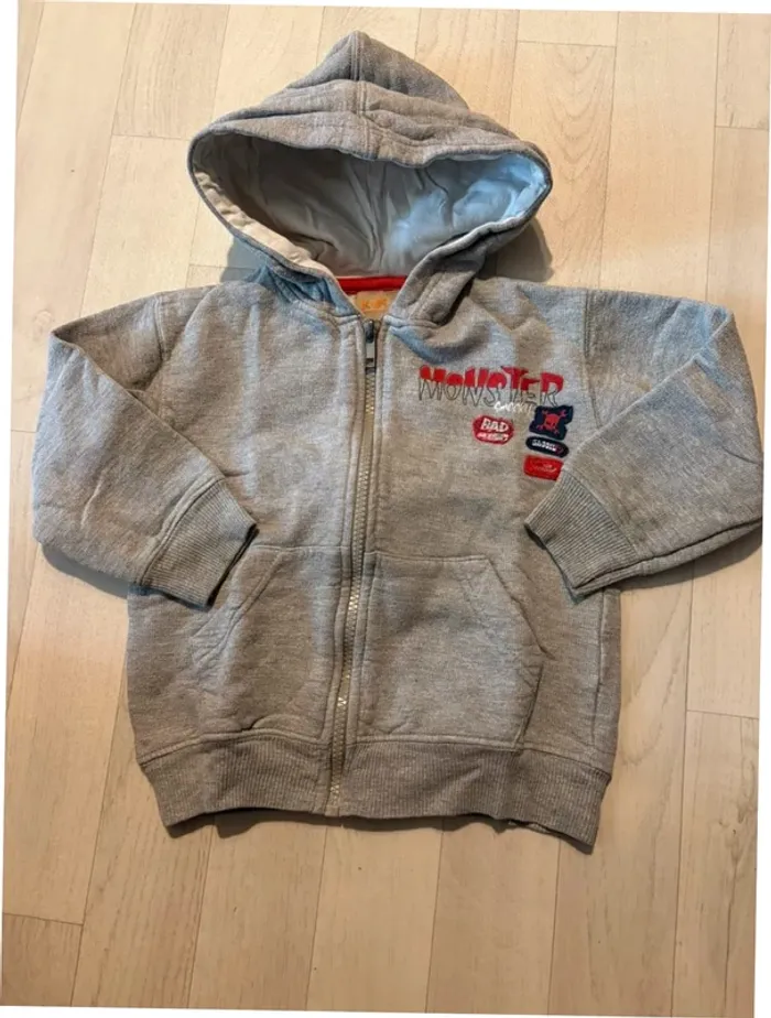 Sweat gris à capuche 3 ans très bon état