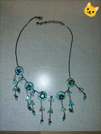 Collier fleurs bleues