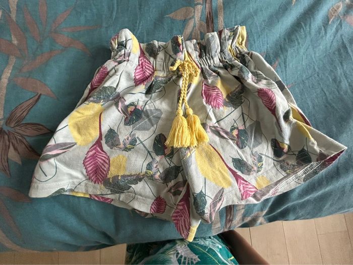 Short à fleurs et pompons 3 ans