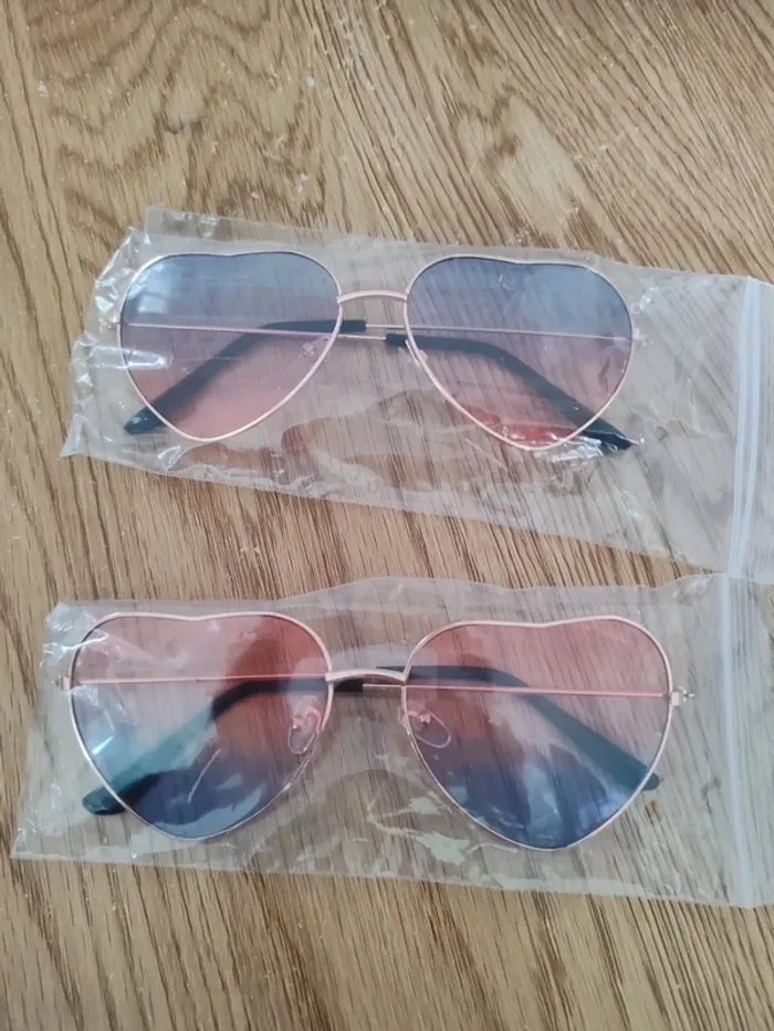 Deux paires de lunettes coeur fantaisie - photo numéro 2