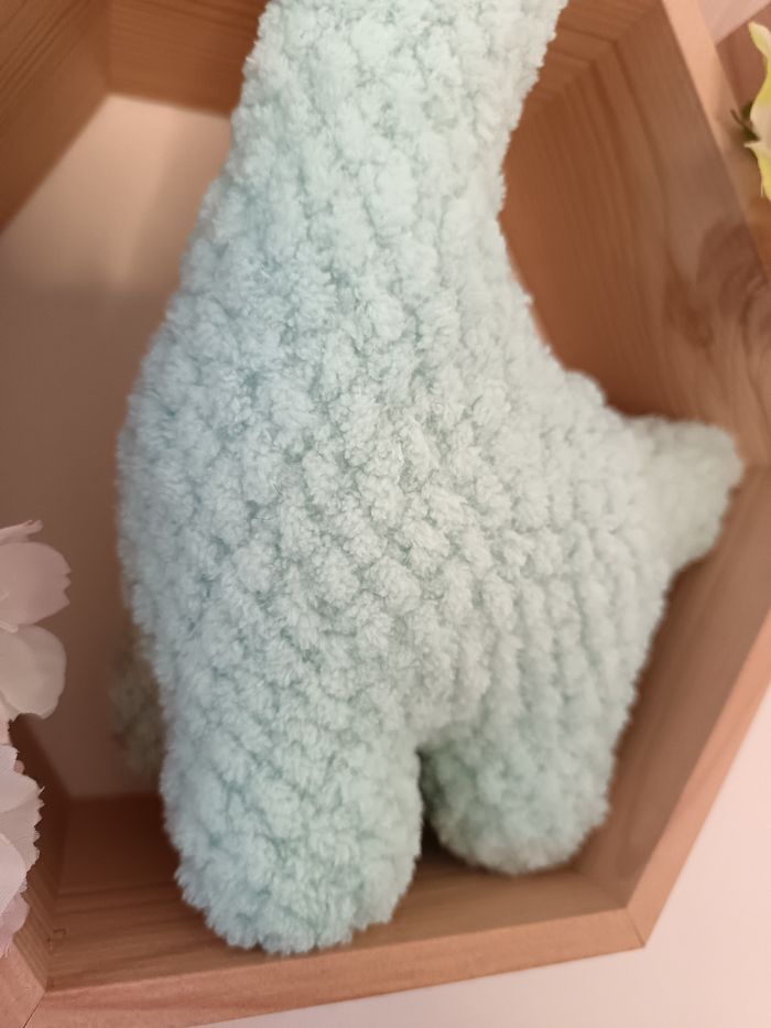 Peluche Dinosaure vert menthe au crochet - photo numéro 5