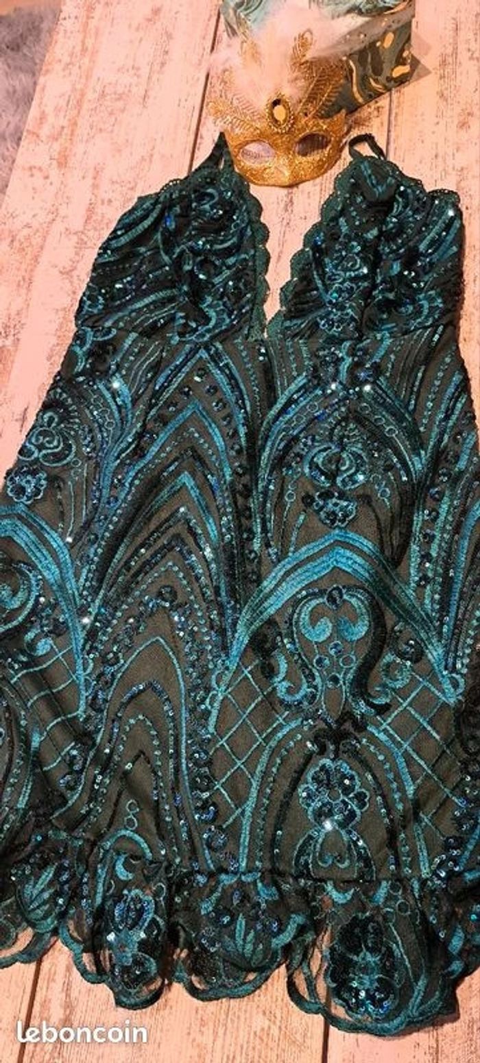 Robe moulante vert émeraude à sequins et ourlet dentelle volanté - photo numéro 7