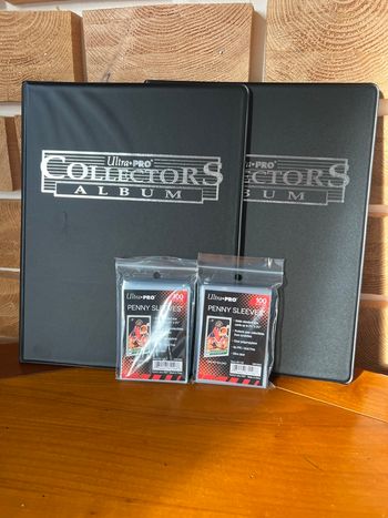 Lot de 2 classeurs Collectors + 200 sleeves Ultra Pro