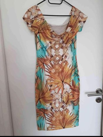 Robe épaule  dénudées  moulante coloré avec  strass  taille  36