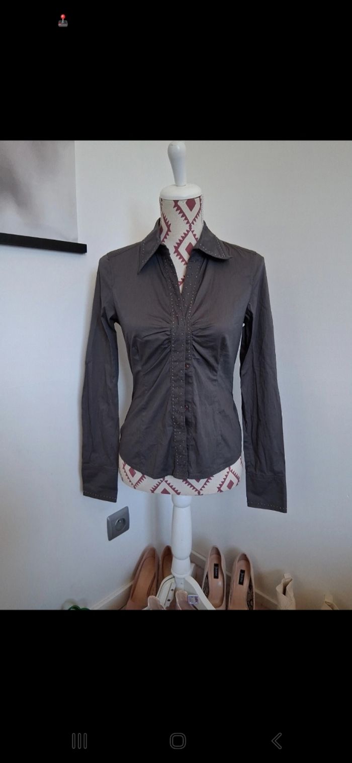 Chemisier cintré à strasses