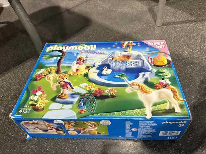 Playmobil princesse avec sa licorne et fontaine ainsi que des accessoires