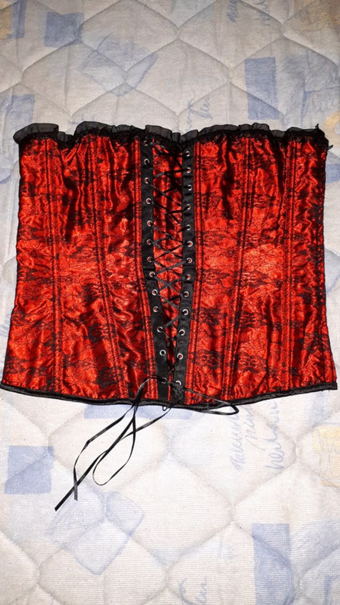 Corset rouge fleurs noires