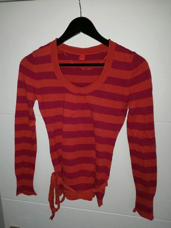 Pull rayé rouge et violet