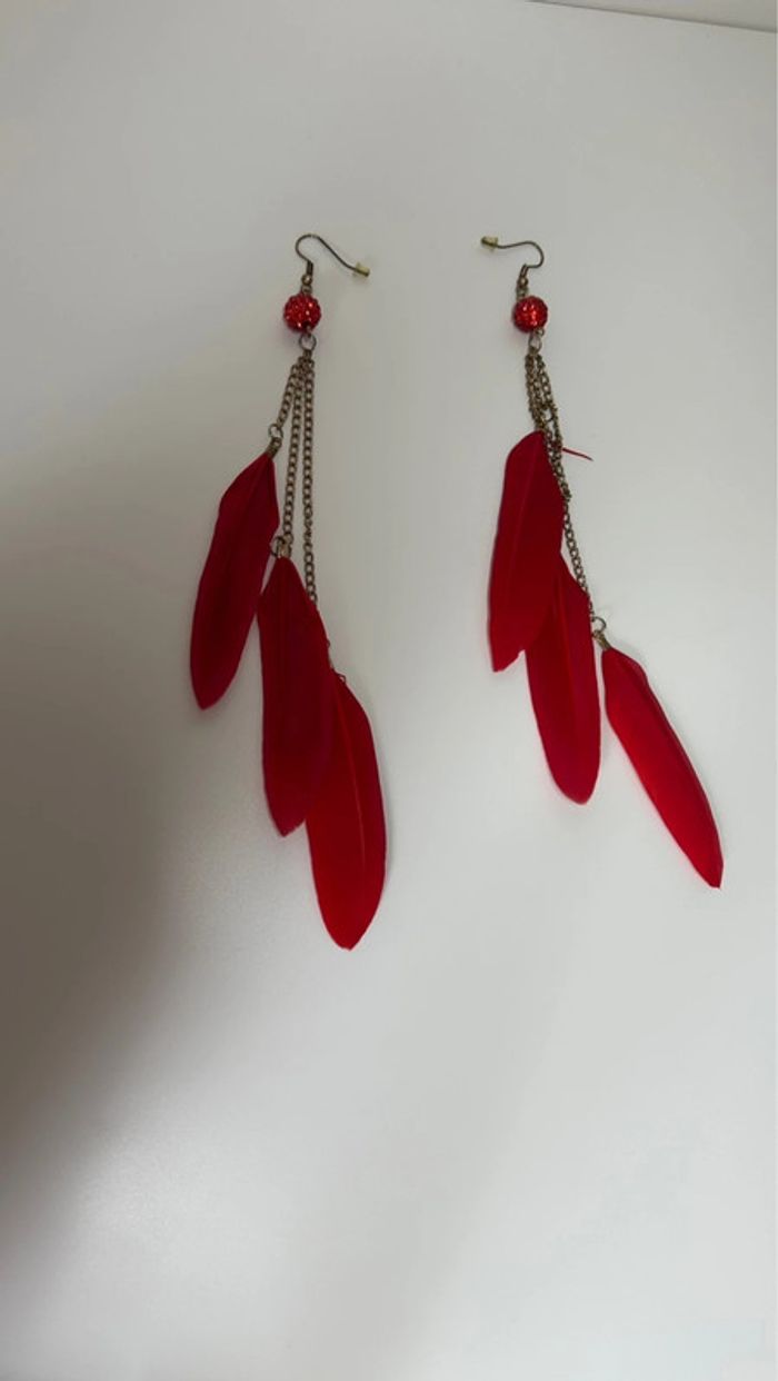 Paires de boucles d’oreilles rouge à plume