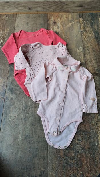 Lot de body différentes marques 12 mois en très bon état 🙂