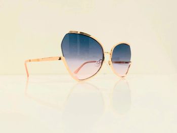 Lunette de soleil femme papillon dorée verres dégradés de bleu en rose UV protection catégorie 2