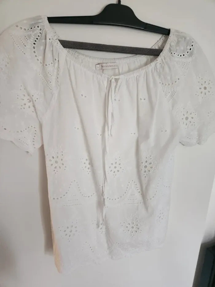 Mignonne blouse manches courtes ajourée blanche Version féminine taille L