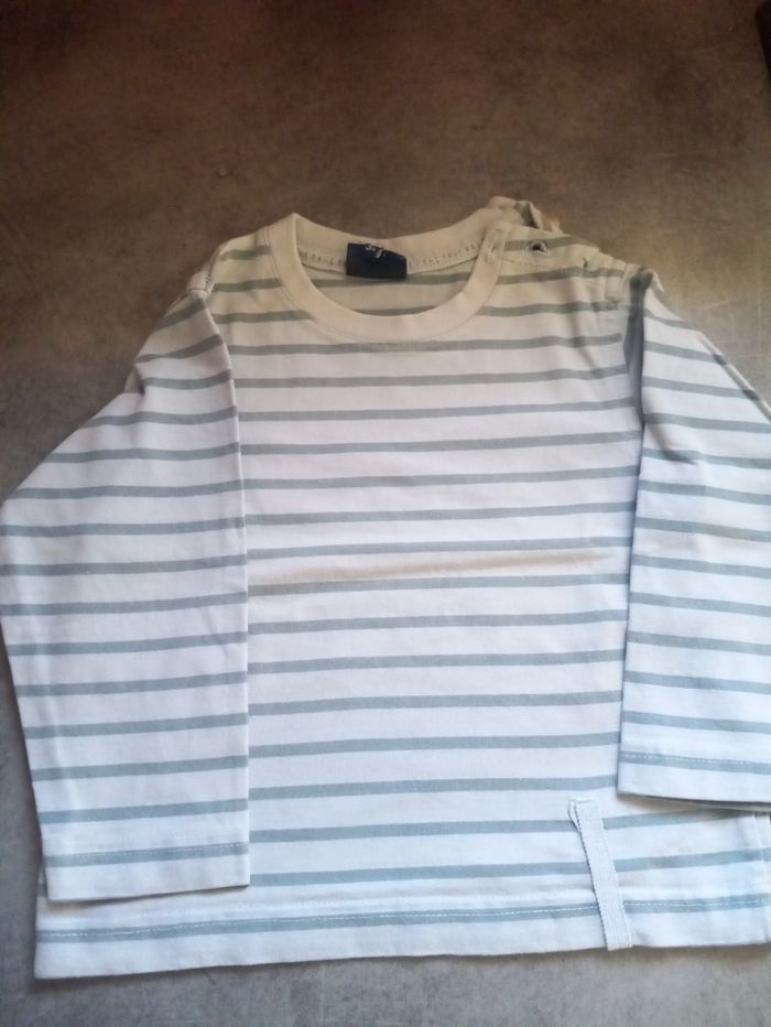 2 tee-shirts manches longues taille 3 ans