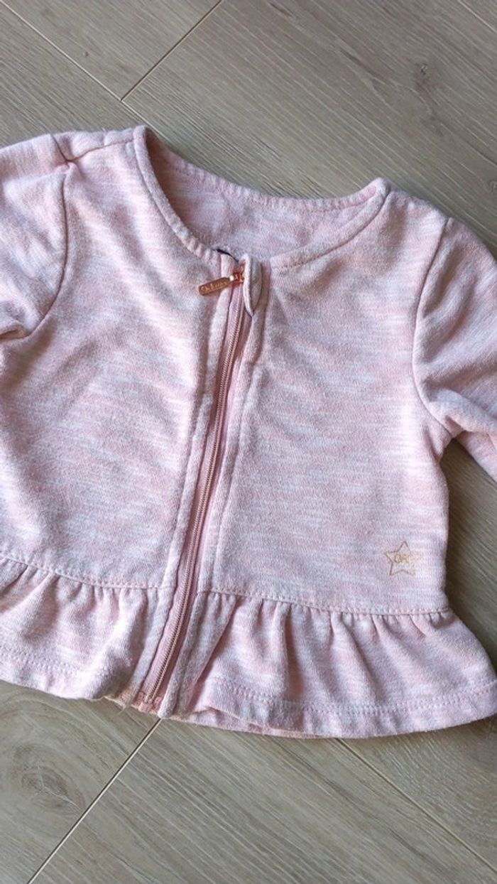 Gilet rose volanté. 18 mois. - photo numéro 2
