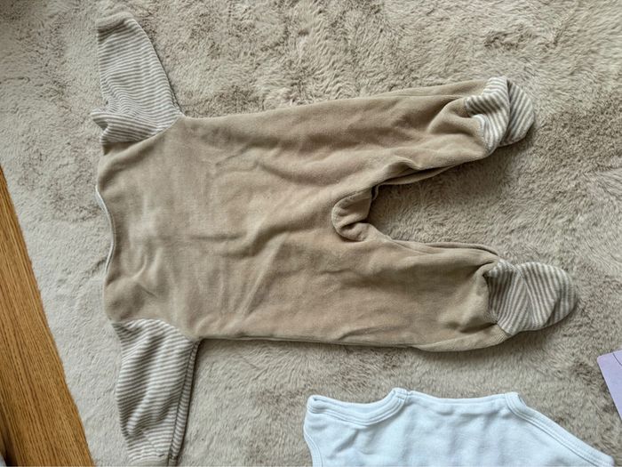 Lot vêtements bebe 1 mois 1 pantalon 1 gilet 1 bodie manche courte et 1 pyjama velours - photo numéro 3