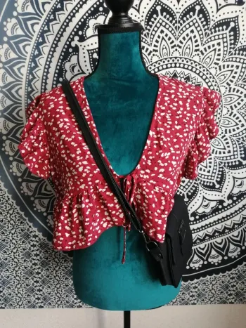 Top peplum rouge à motifs fleurs blanches avec lien à nouer / shein / (L)