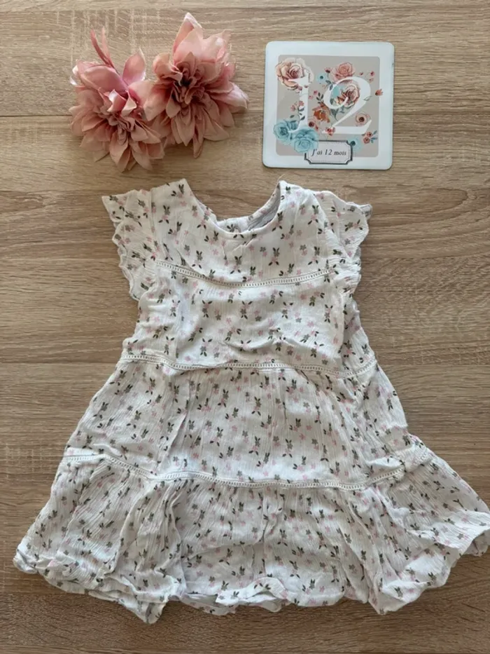 Robe blanche à motifs rose et vert 12 mois TBE