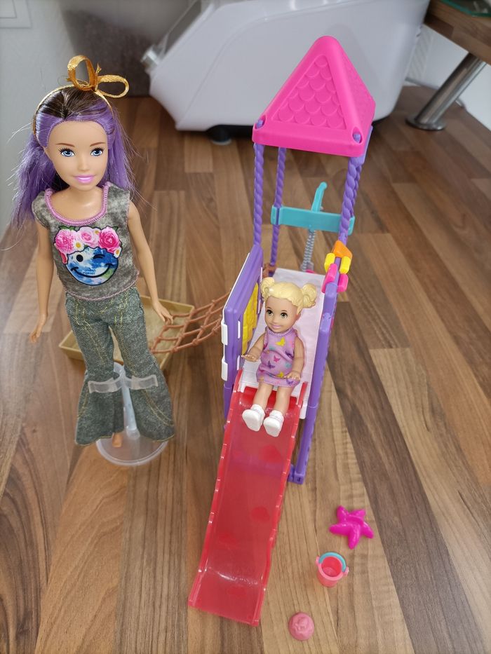 Parc enfants barbie avec ses 2 barbies et accessoires - photo numéro 3