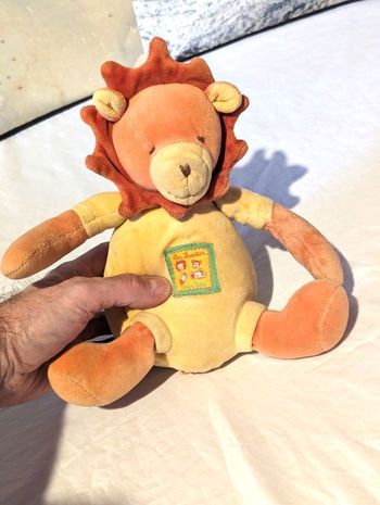 Ourson Marron Queue Musicale Crinière Lion Tunique Jaune Animal Peluche Petits Enfants Bébés